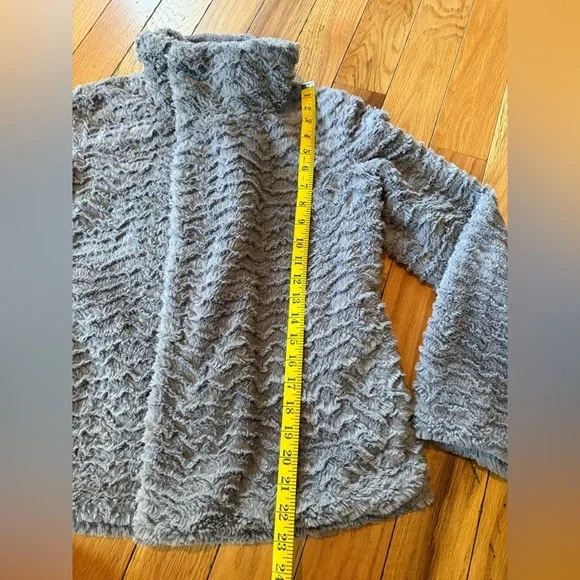 Patagonia Pelage Faux Fur Jacket Women’s Size Small Gray/Pink Full Zip/Snap - Picture 11 of 12